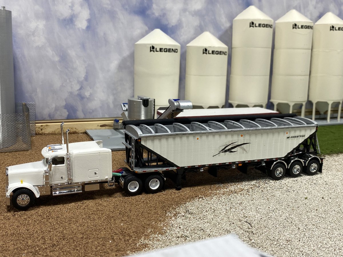 mthrfckrjones57's tweet photo. Having a “snow day” today meant I was able to wrap up a 1/64 scale Freightliner for @_GMunholland. Tried my hardest to make this as accurate of a replica as possible with aluminum oval steers and 2 hole steel drives. #diecasthobby https://t.co/EKicjLKc6t