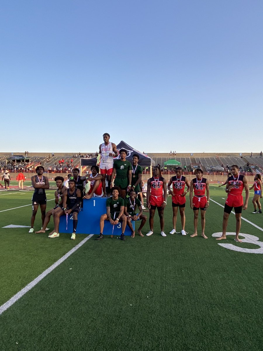 Varsity 4x200 finishes third to qualify for the Area Track Meet