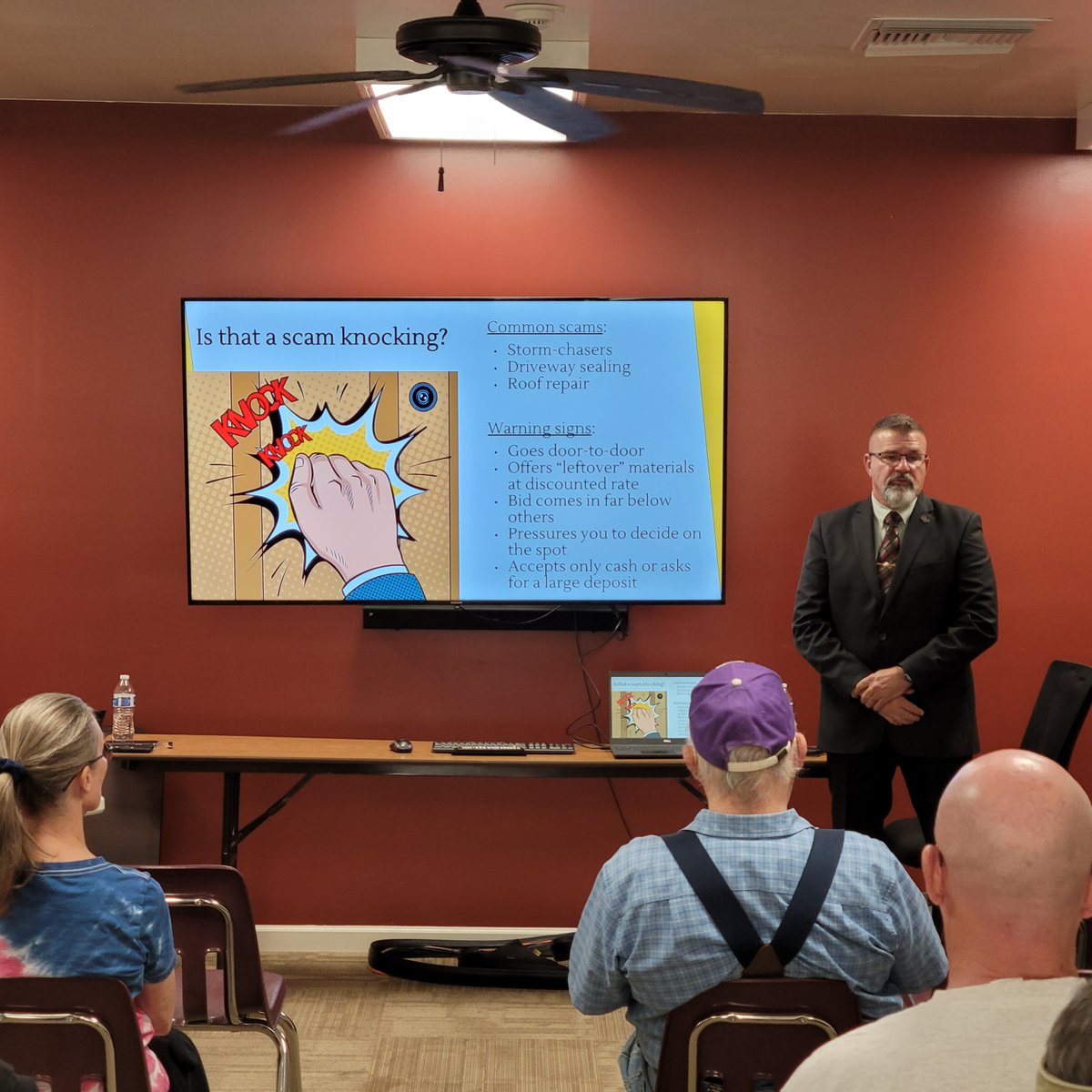 AZ_ROC's tweet photo. AZROC Assistant Chief of Compliance Joe Shikany & Investigator Alex Figueroa spent time w/the Sun City Home Owners Association (#SCHOA). They spoke about specific scam activity happening in #SunCity and ways residents can keep safe from falling victim to scams. #ChecktheLicense https://t.co/K5zy160wSV
