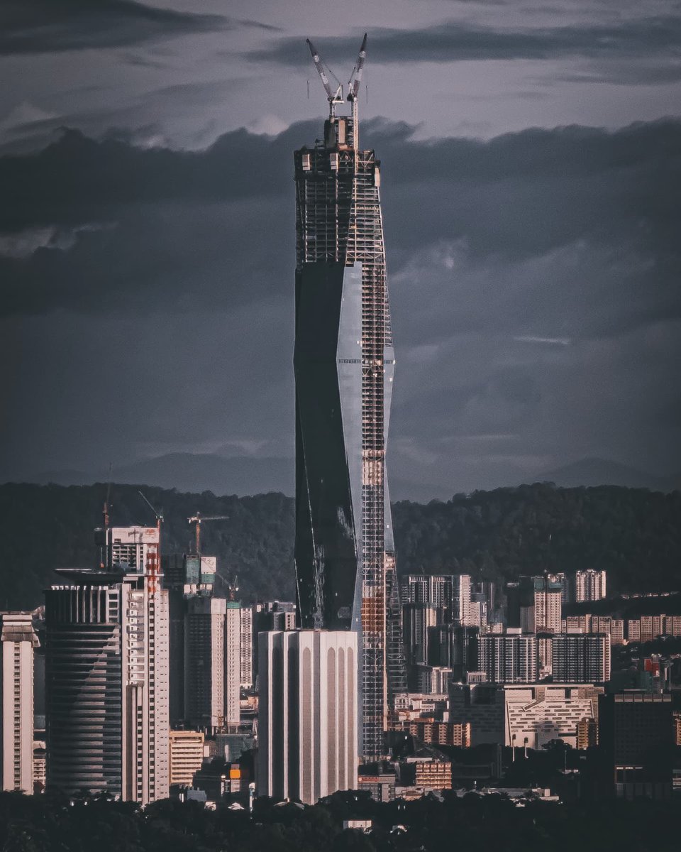 Everyday is a new day.
📸 IG Photo Credit: @matthewee_91
#kreativerklubkl #kualalumpur #malaysia #photographer #malaysiatrulyasia #discovermalaysia  #tone #moody #visuals #skyscrapers #skyscraping_architecture #malaysiaarchitecture #uniquearchitecture #klcityscape #menaratrx