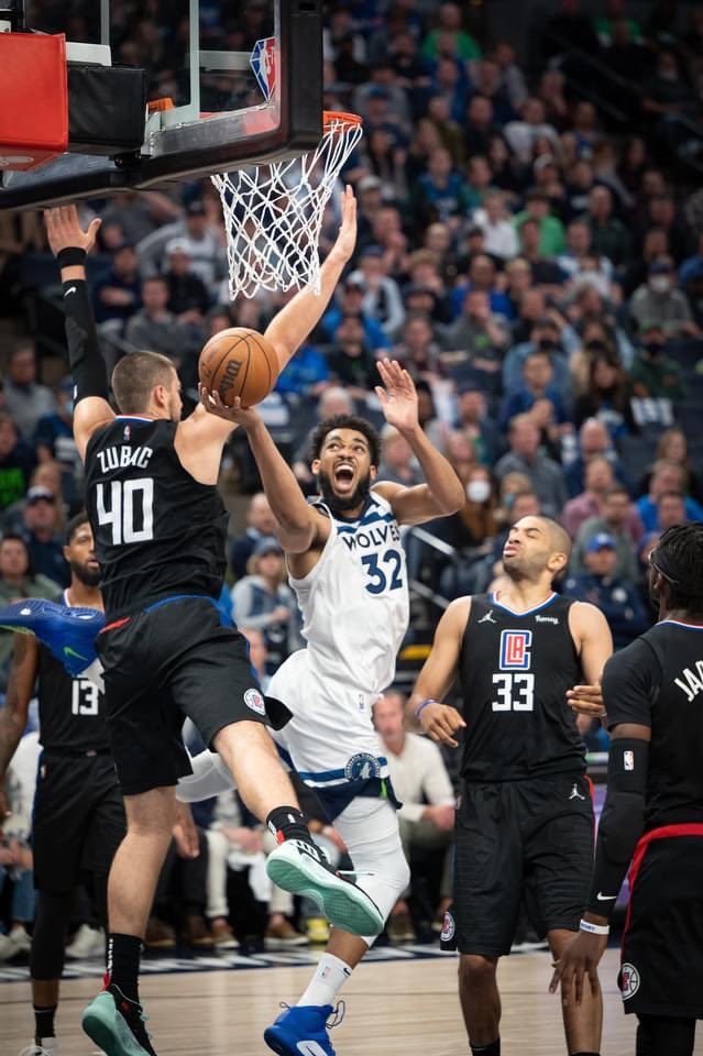 fstop95's tweet photo. Shout out to @MainEventVoice for an inspired night behind the mic of a truly inspired night of hoops! https://t.co/EUJ9sx9bXg