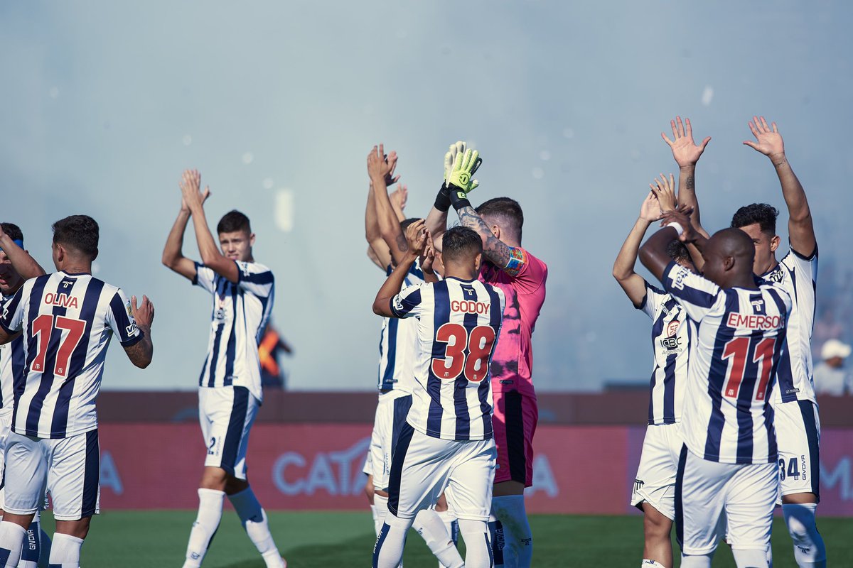 tomipalacios06's tweet photo. Feliz por mi debut como profesional, orgulloso de vestir esta camiseta @CATalleresdecba .
Agradecer a los que siempre están, en especial a mi familia. Esto recién empieza, vamos por mas !! 💙🤍😃 https://t.co/Wdc91WojWK