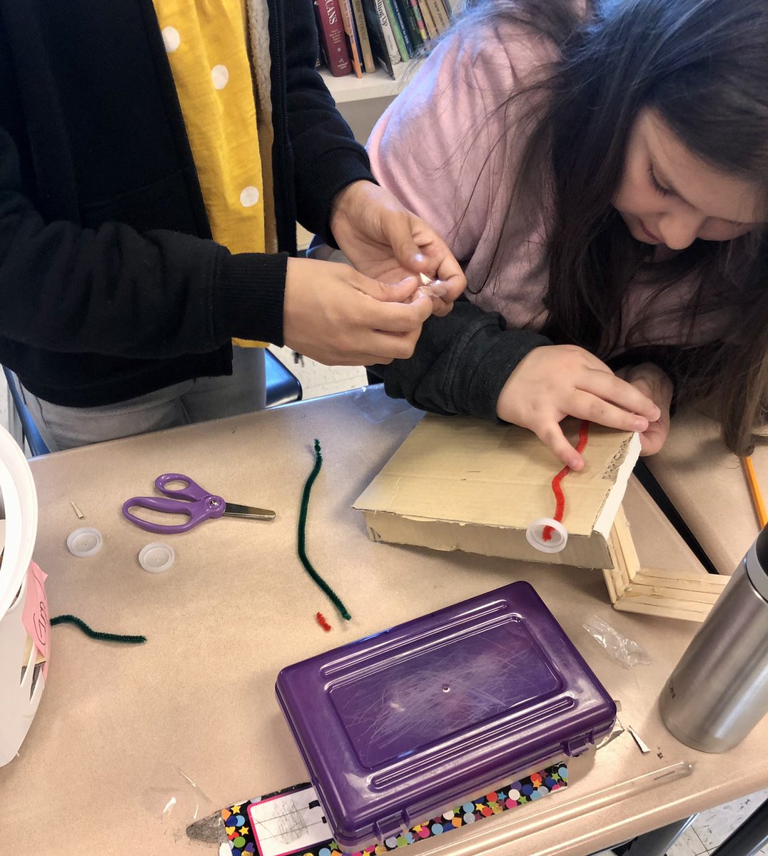 Krueger5134's tweet photo. Creating balloon cars from recycled materials! 💨 🎈 🚙 #stem #engineersintraining https://t.co/xU3YNeM69u