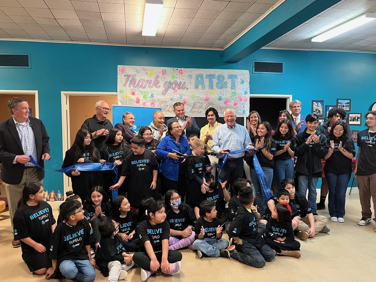 mayoflynt's tweet photo. Thank you @SenatorWicker for celebrating with @ATT and the kids of El Centro the opening of the Connected Learning Center in #Tupelo! https://t.co/wpADgcNRqm