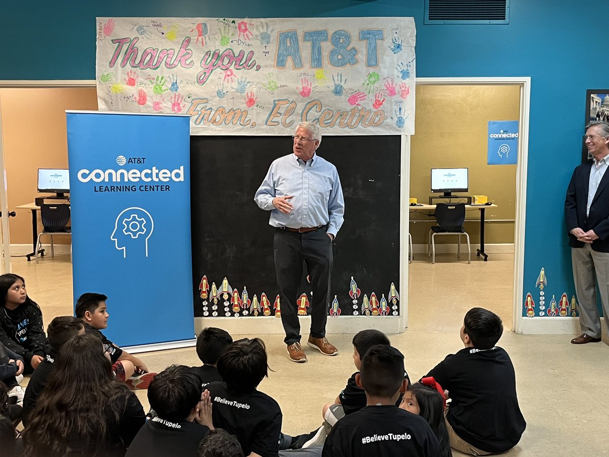 mayoflynt's tweet photo. Thank you @SenatorWicker for celebrating with @ATT and the kids of El Centro the opening of the Connected Learning Center in #Tupelo! https://t.co/wpADgcNRqm