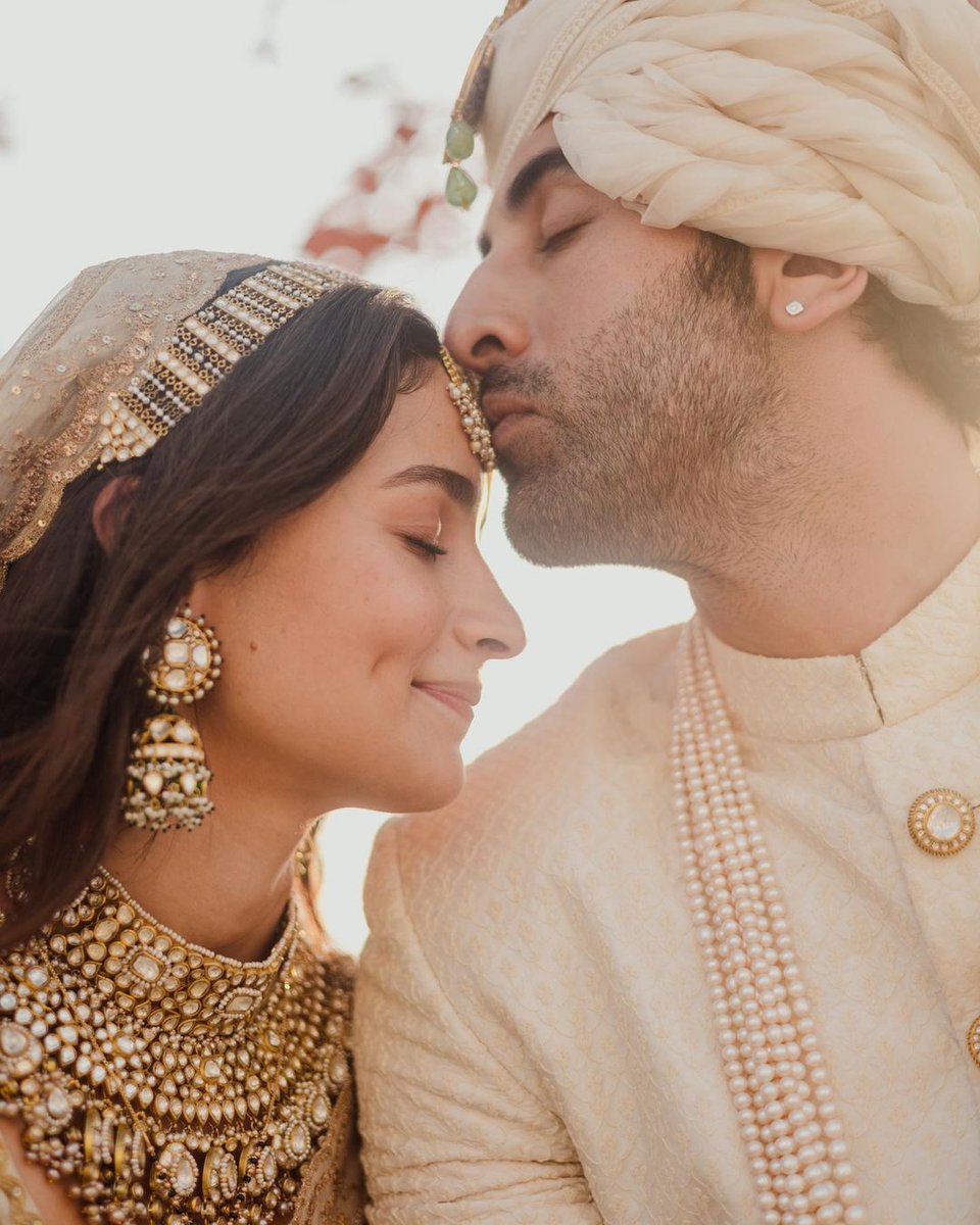 RhitiSports's tweet photo. RANBIR - ALIA ARE NOW MARRIED... Rhiti Group wishes the couple the best in life 
Congratulations to #Kapoors and #Bhatts. #AliaBhatt #RanbirKapoor #AliaBhattRanbirKapoorWedding https://t.co/NrPBOrqU0Y