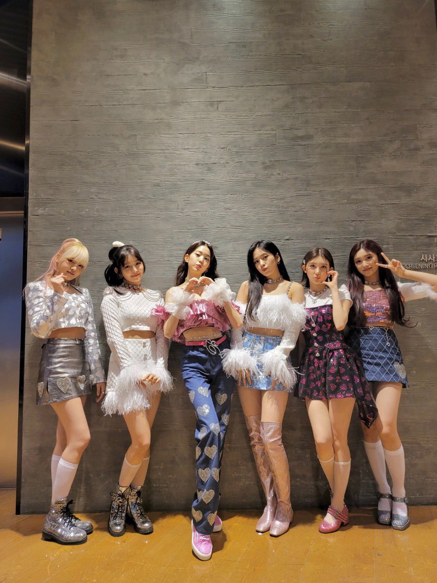 hendert's tweet photo. Another dazzling night passed us by, with the blessings of elegance and luminosity wrapped into one. The beautiful dress that we wore to add to the beauty of this moment gave off a shining glow. In this performance, we utilize a luxurious concept on the M countdown stage. https://t.co/gvOYyJLkzg
