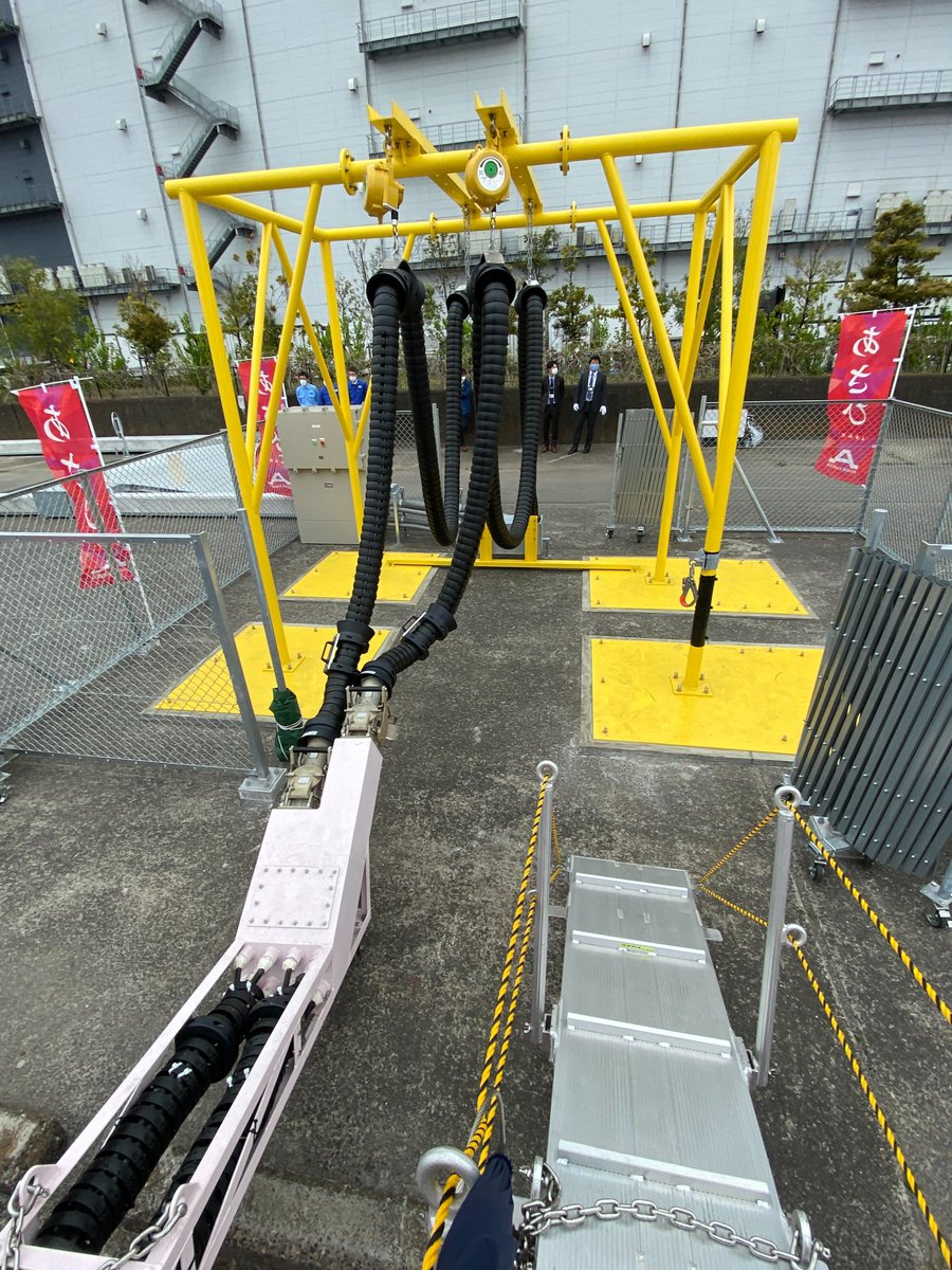 kaijiphoto's tweet photo. 14日、EVタンカー（電気推進タンカー）用給電ステーションの完成記念式典が開催されました。当日は世界初のEVタンカー『あさひ』が接岸。赤やピンクなど、カラフルな外観が目を引きました。EVタンカーは石油由来燃料使用と比較して、年間400トンのCO2排出を削減できます。 https://t.co/laUPJ2bx7h