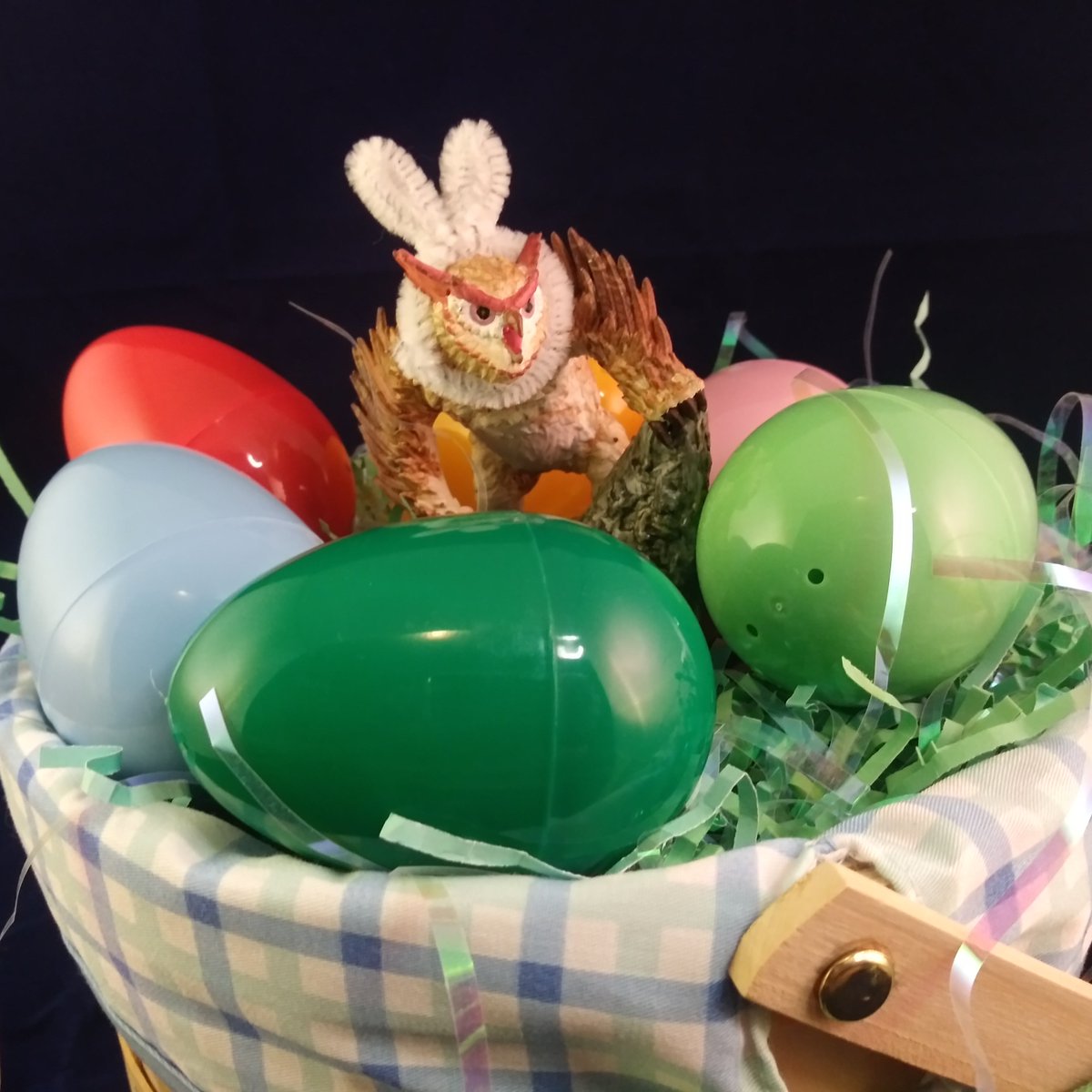 The very first #Giveaway from your fave #Eberron Podcast
A Genuine #DnDeaster Spring Basket from the Owlster Bearnny! Each egg has stuff inside that we'll reveal all week! #ttrpg #DnD 

To enter:
🥚 Follow <a href="/SivisEchoers/">Sivis Echoers🔜 PAXU</a>
🥚 Like &amp; RT this tweet
Giveaway ends 4/21/22 at 11:59PM EST