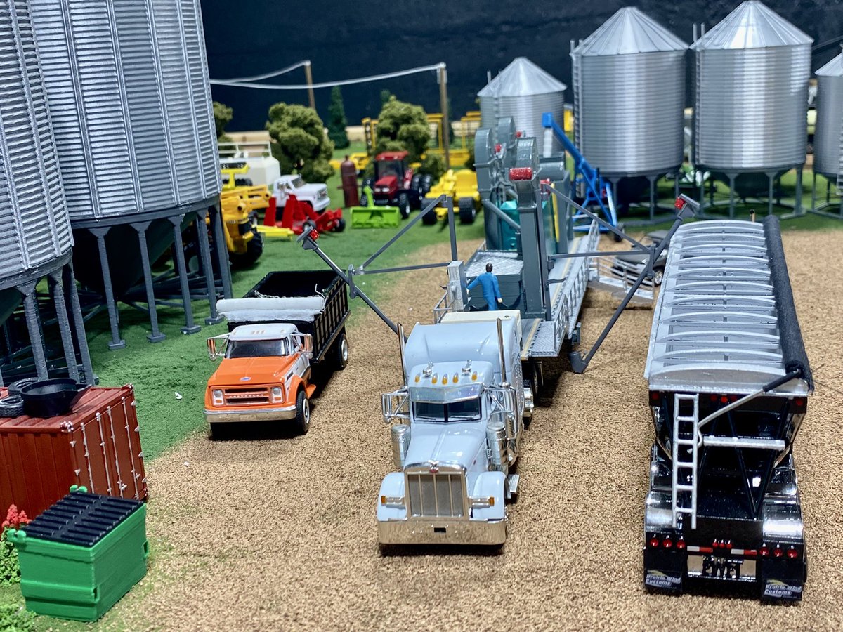 mthrfckrjones57's tweet photo. Another “Snow Day” project knocked off the list was my 1/64 scale mobile seed cleaning plant with air-screen, indents, and gravity table powered by a diesel genset. Unloading augers fold-in just incase you want to use conveyors for fragile seeds. #carpetfarming #diecasthobby https://t.co/OwJnTsZw6o