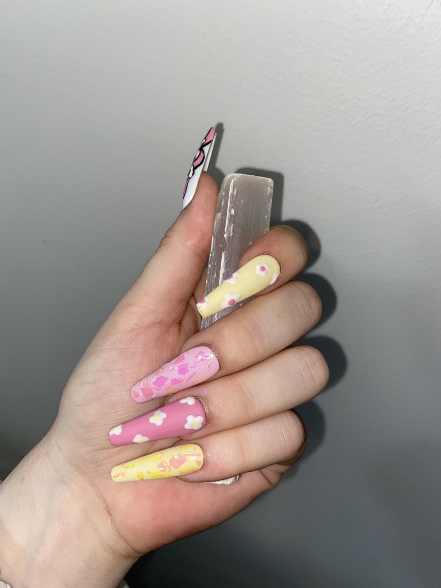 CrossingKira's tweet photo. i have the best nail girl #sanrio #mymelody #custompressonnails https://t.co/4nDYWYAp2g