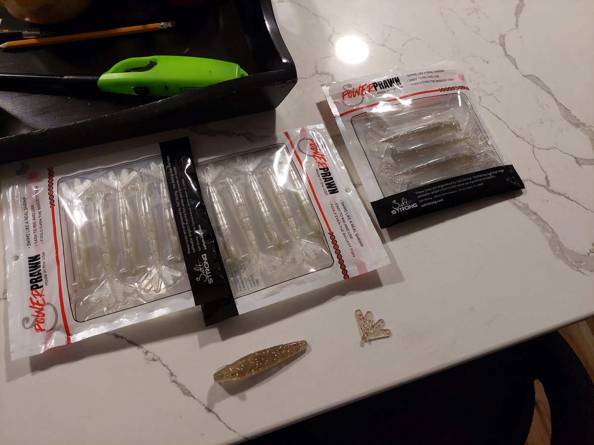 RotchLive's tweet photo. @SaltStrong can I use gorilla glue just kinda popped off https://t.co/KGMj9YcpqP