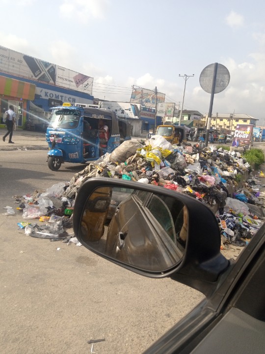 StopTheSoot's tweet photo. Which sane person will choose 1st 3 pics as a place of residence? Well, they were like the 4th until we became irresponsible individuals &amp; government. If we all are, we will be better off. We @ #stopthesoot Community chose to be RESPONSIBLE. What about you? 
Pic 1-3 @OTundeBello https://t.co/2SlTvaGfju