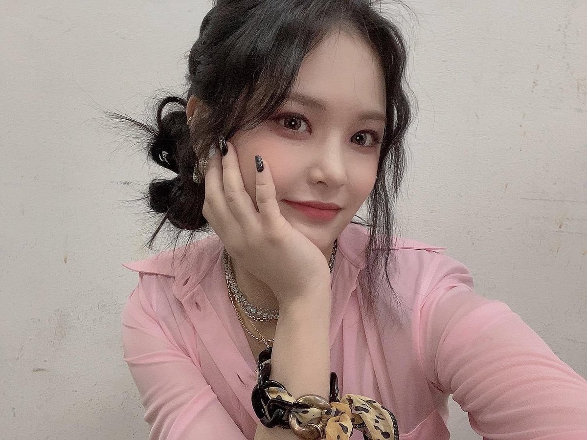 PortaIEU's tweet photo. [📸] 13.04.22 - Atualização da E:U no WEVERSE: 

“JACKET FOTOS DE PIRATE
📣 Todas as fotos são diferentes 📣”

#이유 #EU
#EVERGLOW #에버글로우 
#エバーグロー @EVERGLOW_twt https://t.co/Pk0WM1mpEE