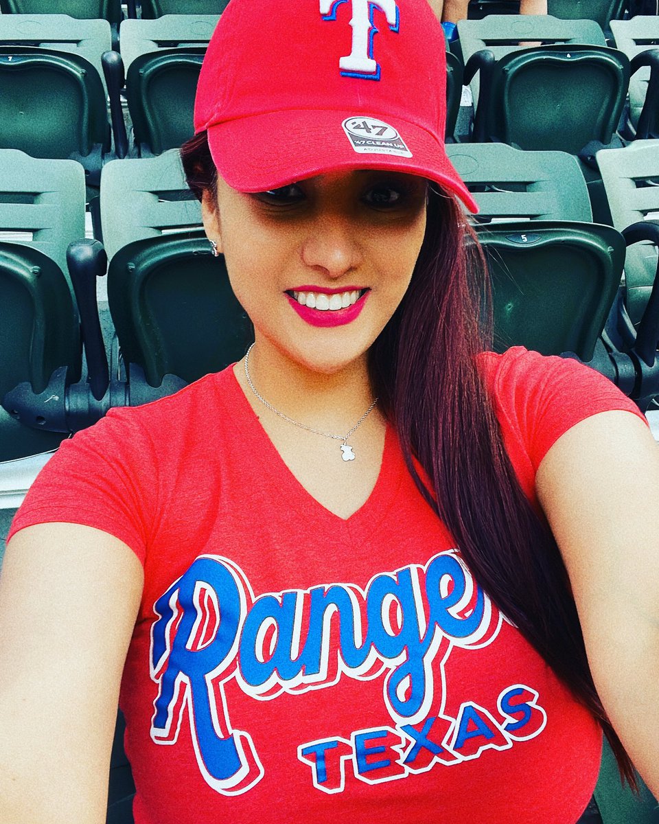 NalleGugi's tweet photo. Así se vive la intensidad del béisbol!! #Dallas #Texas #beisball #felizjueves https://t.co/zZ73w7KleJ