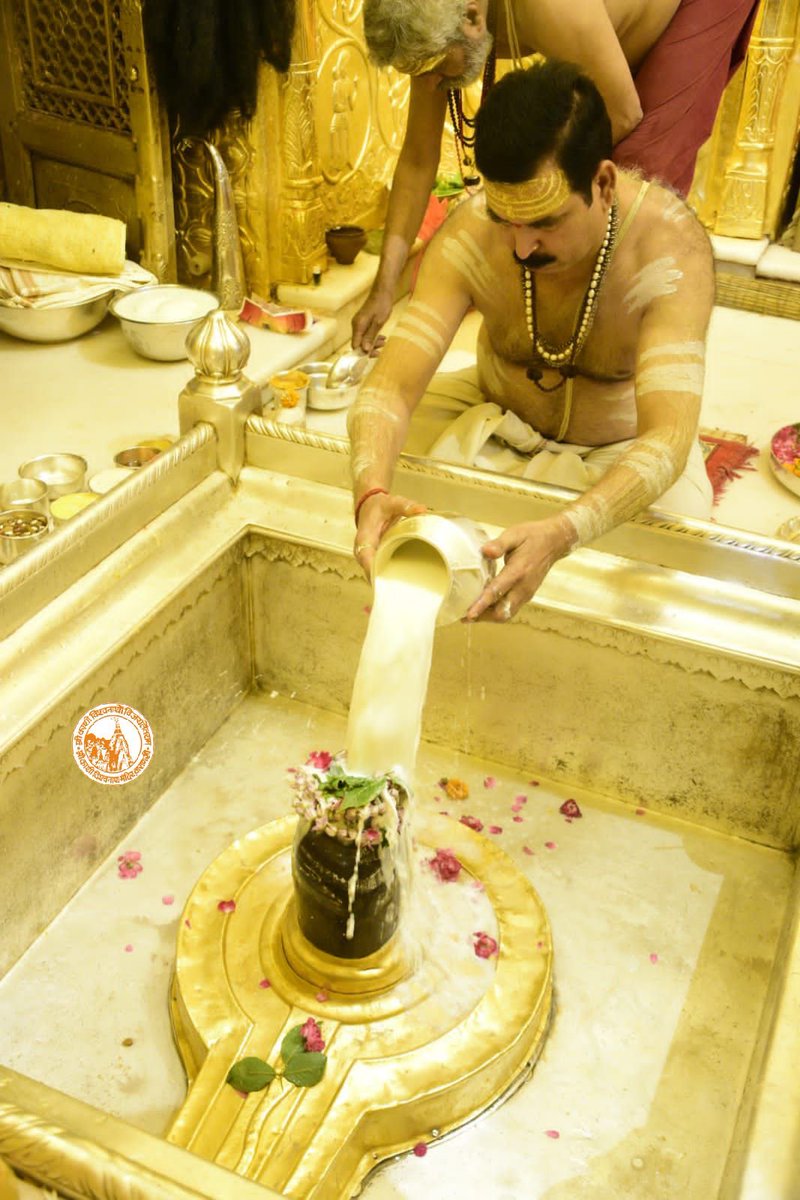ShriVishwanath's tweet photo. आज दिनाँक 15-04-2022 को श्री काशी विश्वनाथ मंदिर के मंगला आरती के दर्शन।

#ShriKashiVishwanath #Shiv #Mahadev #Baba #Temple #Nyas #darshan #blessings  #ManglaAarti #Varanasi #Kashi #Jyotirlinga #VishwanathDham #Corridor https://t.co/y5f3KgOp9M