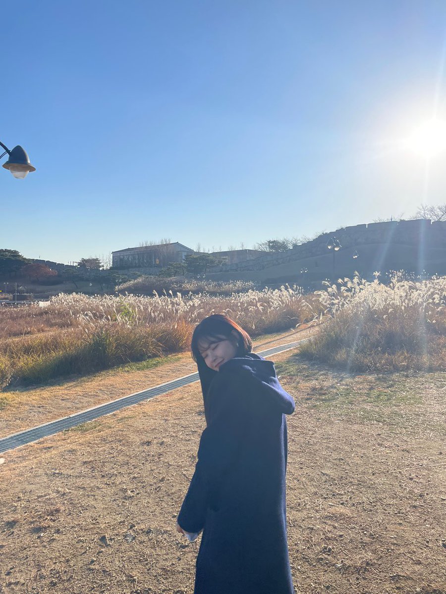 PortaIEU's tweet photo. [📸] 13.03.22 - Atualização da E:U no twitter oficial do EVERGLOW.

“Um passeio divertido em Suwon 🎶 Pessoal vocês assistiram o Idol in Alley 😆”

#이유 #EU
#EVERGLOW #에버글로우 
@EVERGLOW_twt https://t.co/9VDufkkiFc