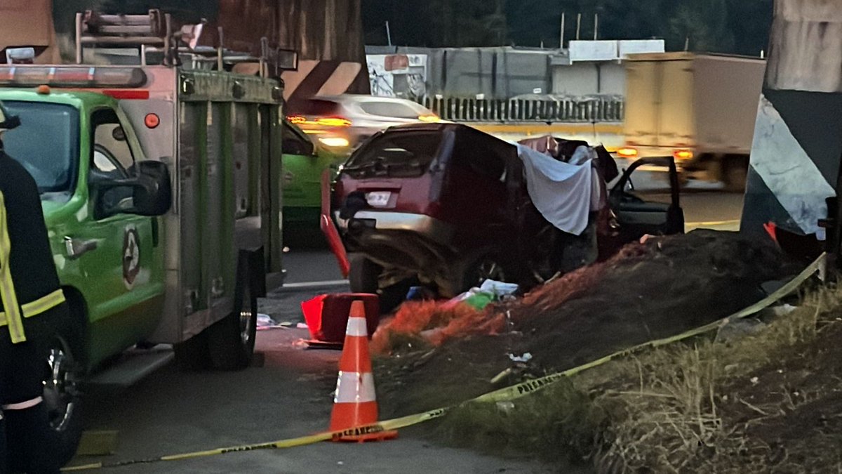 GaboOrtega73's tweet photo. #Lamentable 
Mortal #Accidente automovilístico donde involucra un tráiler y vehículos particulares deja 3 muertos en la carretera México Toluca a la altura de la #marqueza https://t.co/doCpeXvnuN