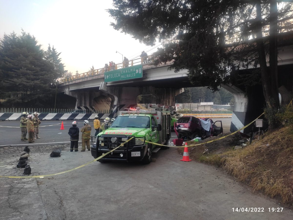GaboOrtega73's tweet photo. #Lamentable 
Mortal #Accidente automovilístico donde involucra un tráiler y vehículos particulares deja 3 muertos en la carretera México Toluca a la altura de la #marqueza https://t.co/doCpeXvnuN