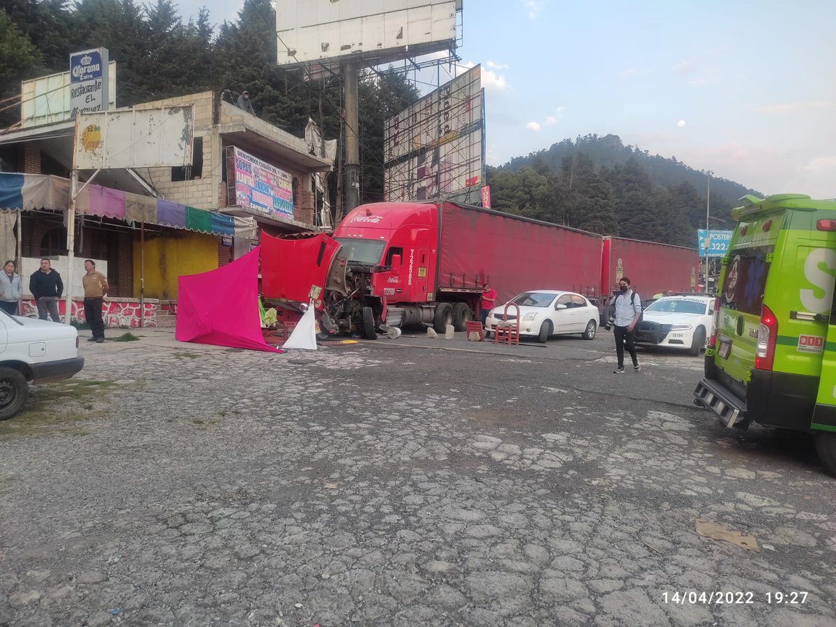 GaboOrtega73's tweet photo. #Lamentable 
Mortal #Accidente automovilístico donde involucra un tráiler y vehículos particulares deja 3 muertos en la carretera México Toluca a la altura de la #marqueza https://t.co/doCpeXvnuN