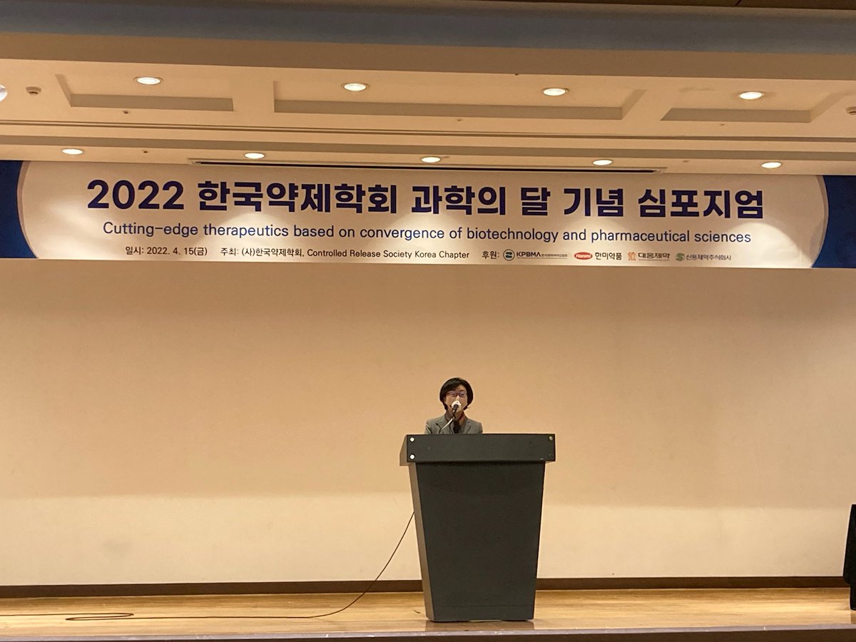 KoreaCRS's tweet photo. 2022 Science Month commemorating conference (#SMC2022) kicks off! KoreaCRS president @YuKyoungOh1 giving the opening remarks. Kyung-won Seo (Director General of NIFDSE) also gave a congratulatory speech for the #SMC2022. Thanks Prof. Yun-Seok Rhee for moderating the section. https://t.co/GlcZRY0SjS