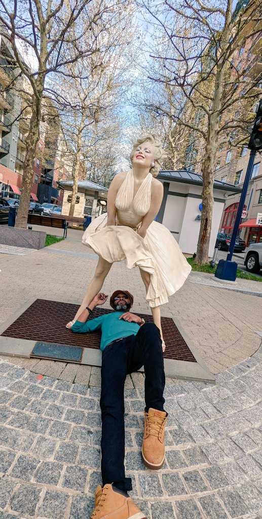 Free2BMia's tweet image. Cuttin' up in the DMV today.