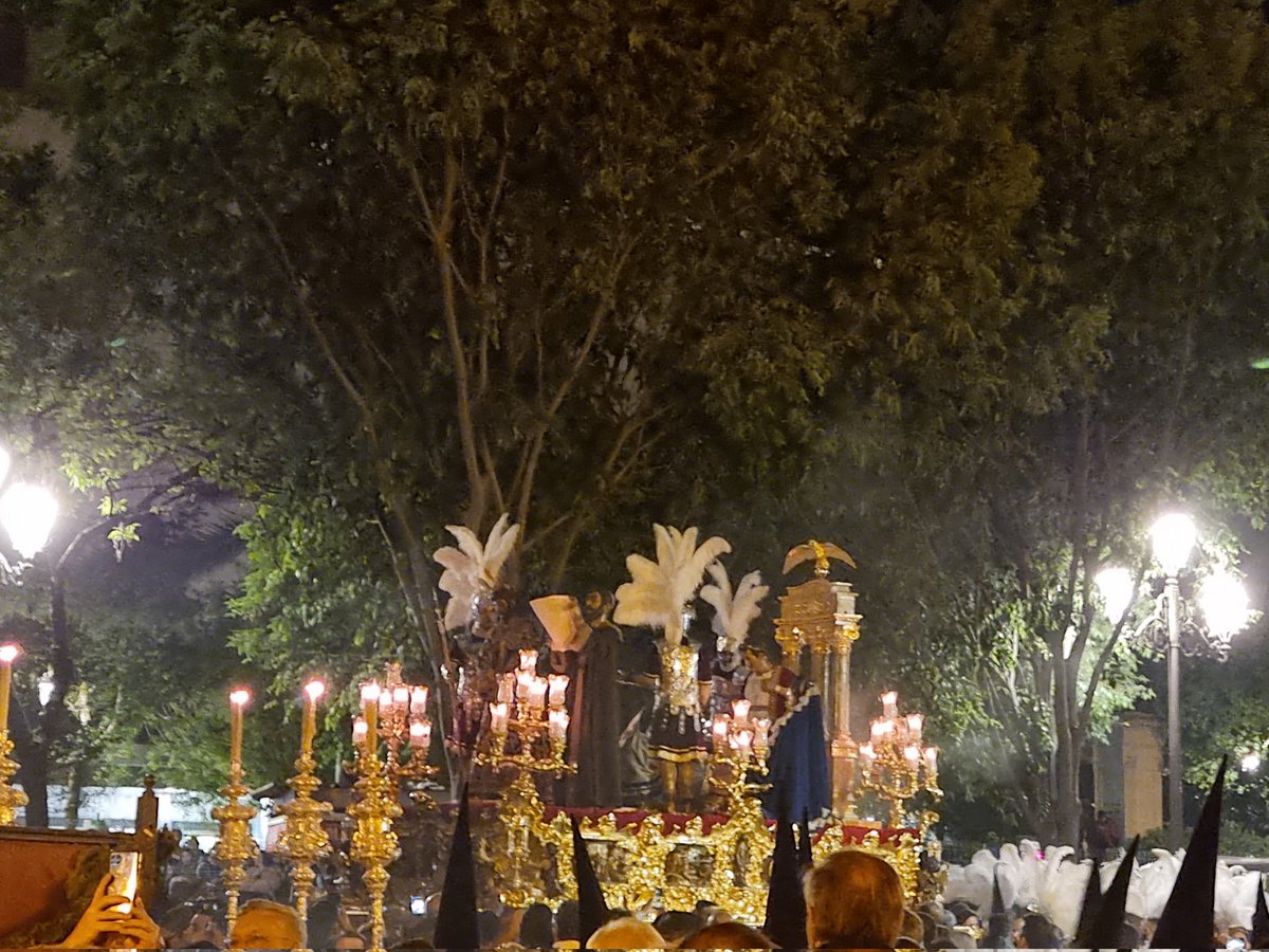 Foto_Cofrade's tweet photo. Sentencia llegando a Campana @pasiondesevilla #LaMadrugá #SSantaSevilla22 https://t.co/IBC9ksr6nm