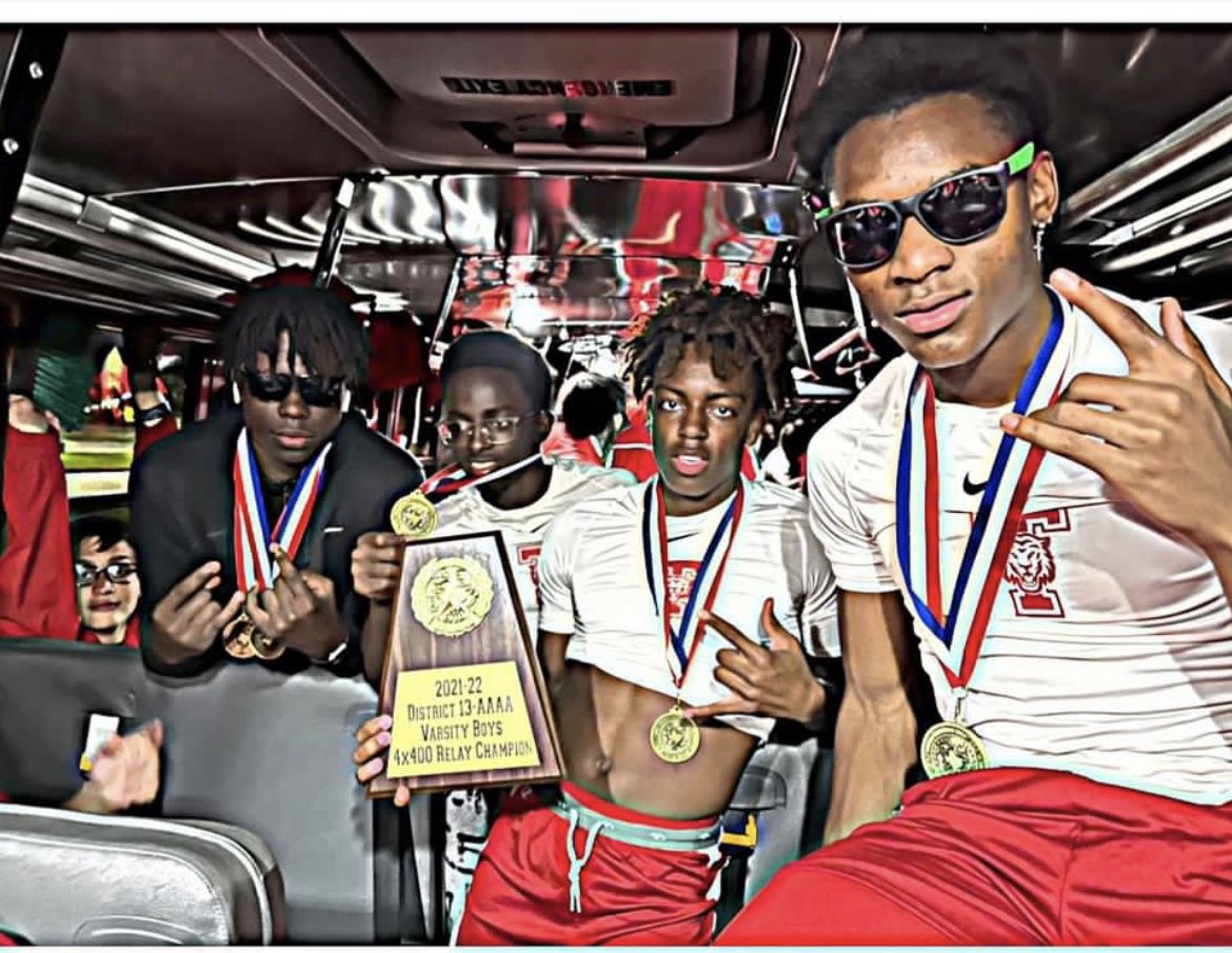Coach_StephFord's tweet photo. 2021-2022 4x400 Meter Champions! Terrell Texas #WDG #AREAQualifiers https://t.co/q0buZBpxSQ