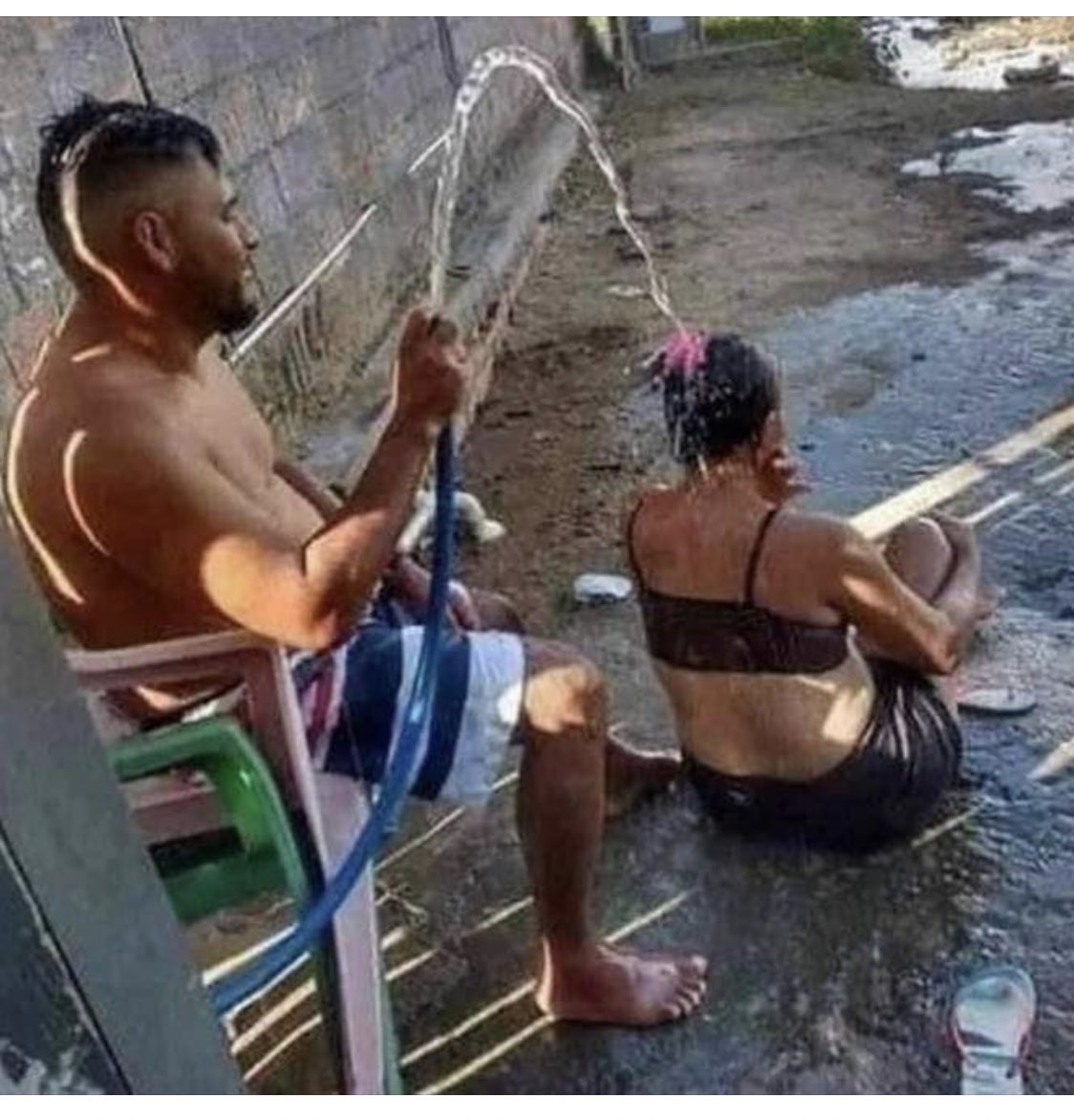 matona23's tweet photo. Estos seríamos tú y yo pero no hay agua en mty bb https://t.co/x6FJKD1TNB