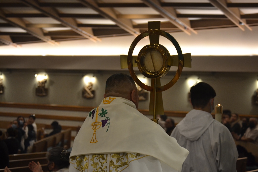 GoodShepherdCC's tweet photo. "We begin our celebration...on this Holy Thursday - an occasion for us to really remember three important gifts that Jesus has given to us at the Last Supper: the gift of the Eucharist, the gift of the Priesthood, and the gift of His commandment to love one another." -Father Tom https://t.co/I9VfPUjjQ4