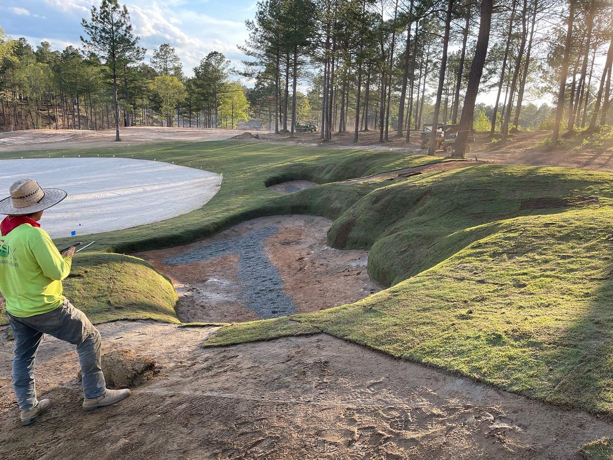 z_blair's tweet photo. Pretty cool to see the contours pop with the grass down! Loving the shadows #18 https://t.co/TzM3HzOb0y