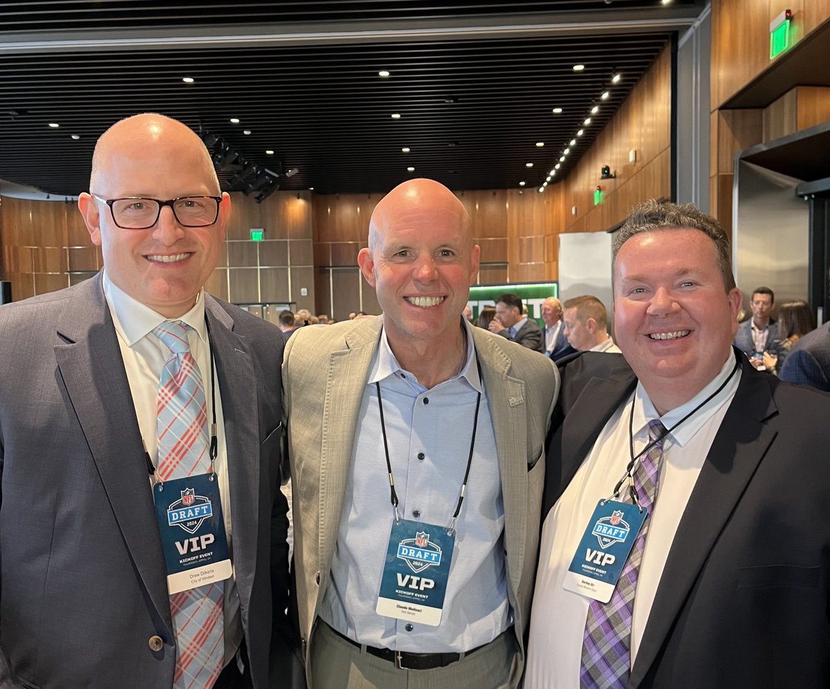 GordonOrr66's tweet photo. An important day for Detroit & @Lions! Chosen to host @NFLDraft 2024 which will benefit our @TWEPI #TwoNationDestination Mayor @drewdilkens & I congratulated President & CEO @Claude_Molinari @visitdetroit on this accomplishment. https://t.co/9vJVJ0oZiB