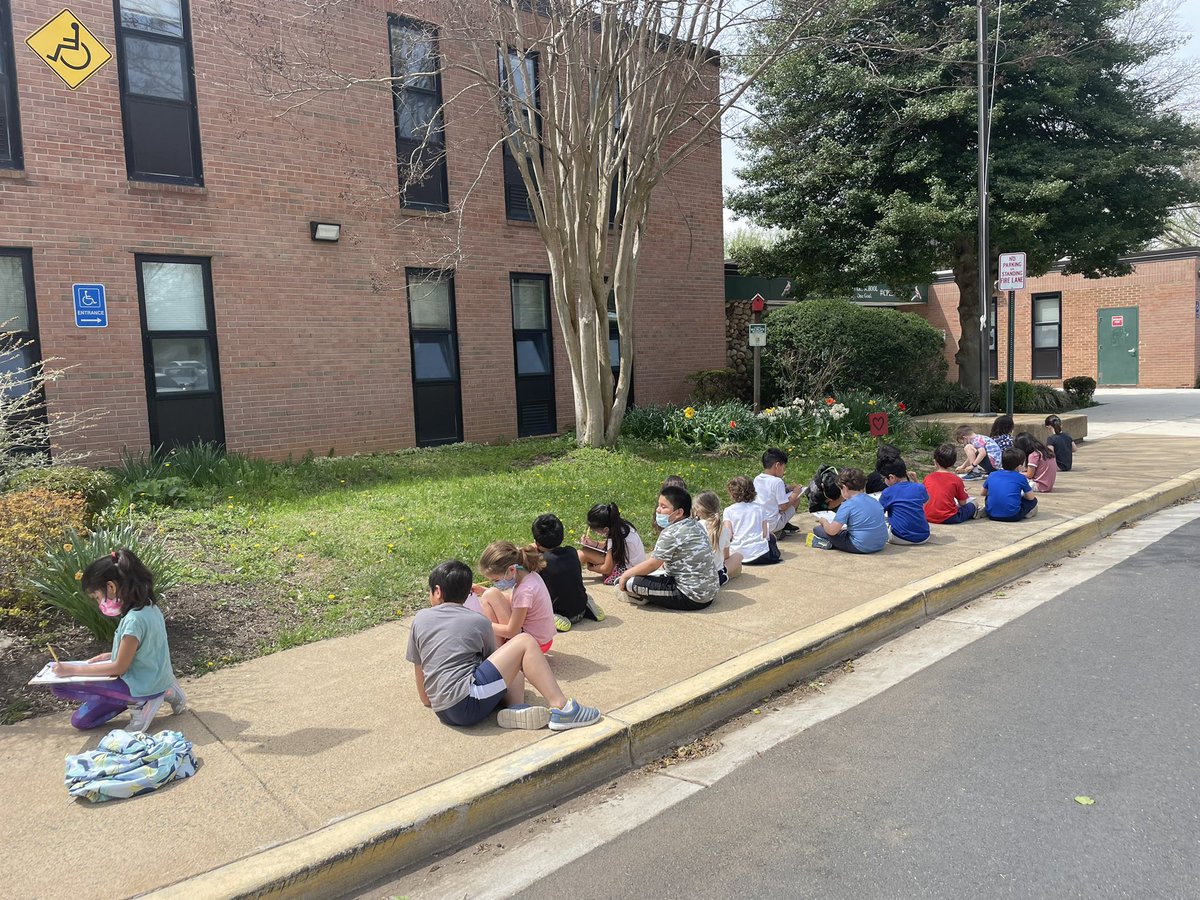 CPESGrade1's tweet photo. We are loving this beautiful, warm weather and venturing outside for a nature walk in science! What signs of spring do you notice? #cpesbelieves in providing our students with real world experiences https://t.co/nDTpB3R5u4