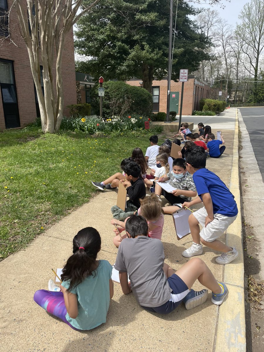 CPESGrade1's tweet photo. We are loving this beautiful, warm weather and venturing outside for a nature walk in science! What signs of spring do you notice? #cpesbelieves in providing our students with real world experiences https://t.co/nDTpB3R5u4