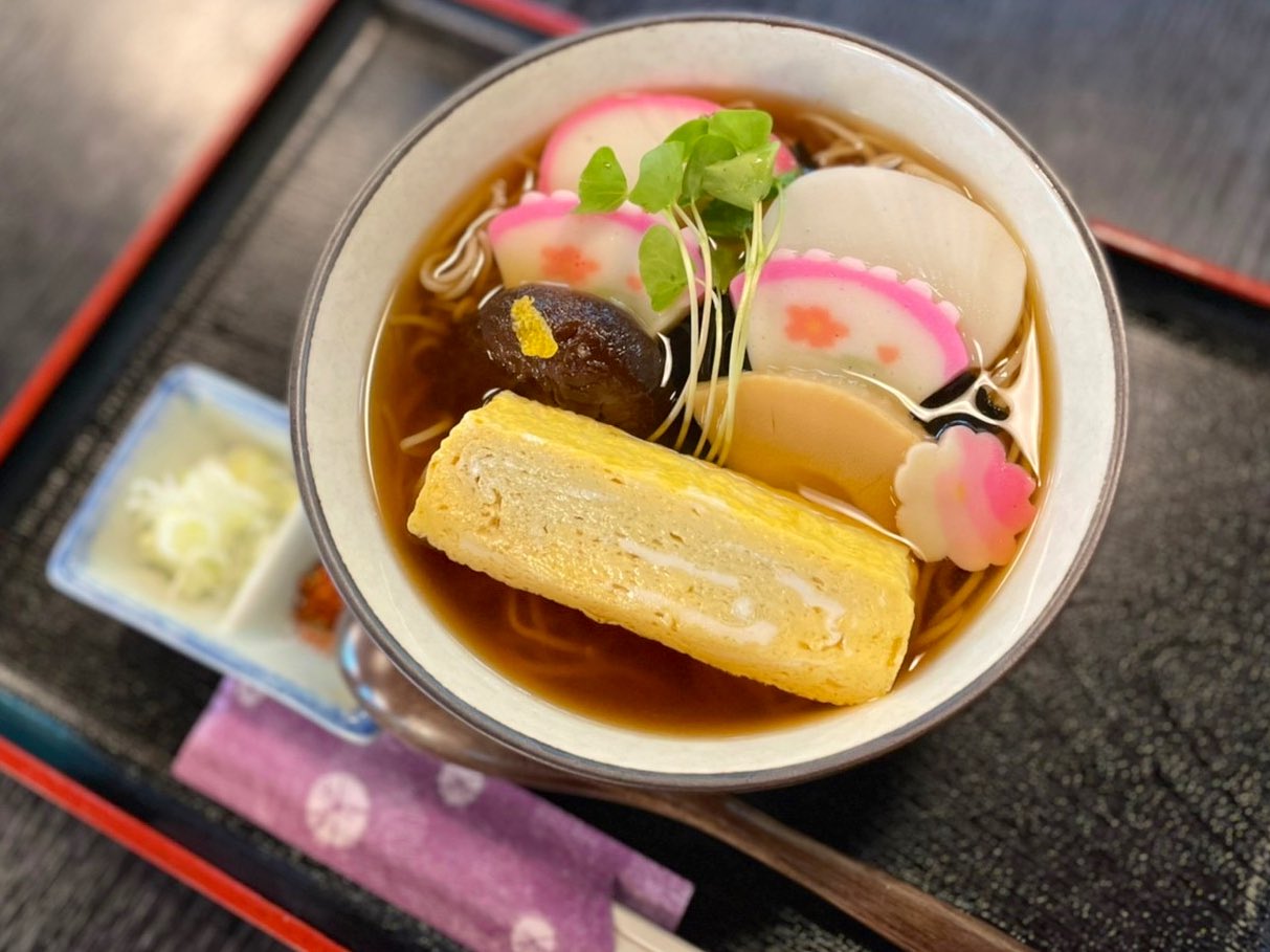 深大寺そば きよし おはようございます 今日も冷たい雨が降っていますね 深大寺そば きよし おすすめのメニューをご紹介します ふきよせ 自家製の厚焼き玉子 花かまぼこなどをのせたあたたかいそばです 今日のような肌寒い日にいかがでしょうか