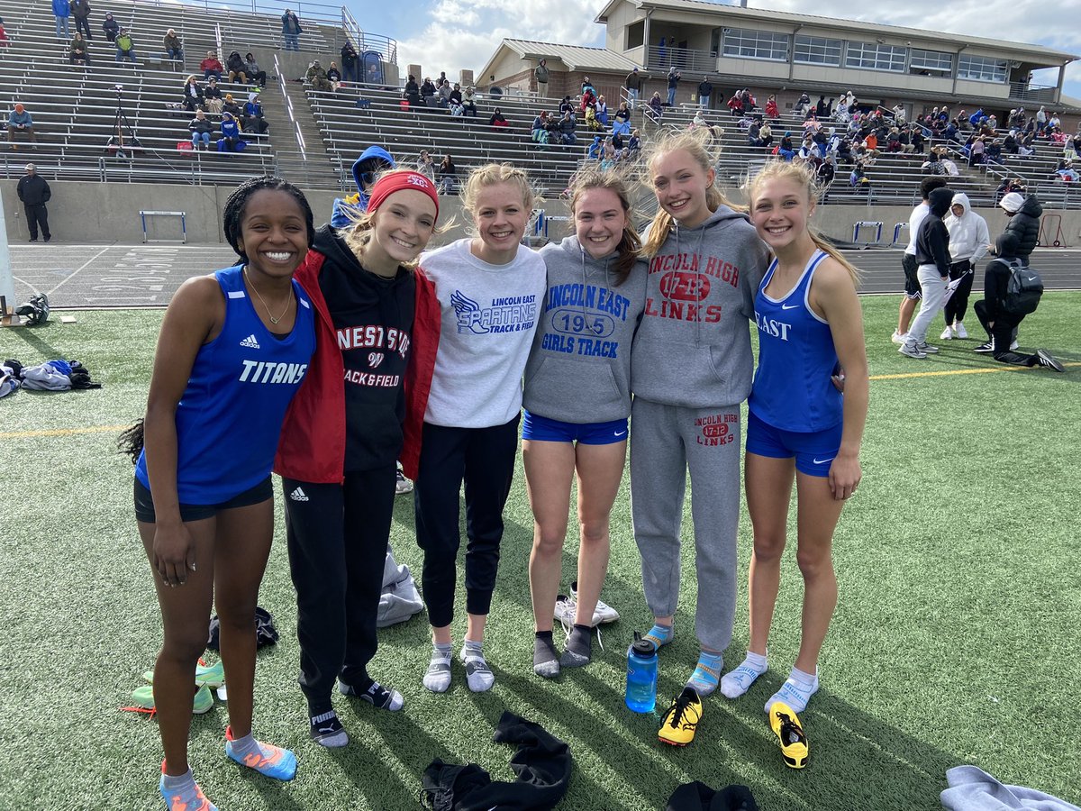 This is what makes coaching distance runners fun. Six girls, four schools, one hard fought race, and afterwards they sit around talking about race and congratulating each other. <a href="/EastSpartans/">EastHighSpartans</a> <a href="/LadyTitanXC/">Lady Titan XC</a> @WestsideTrakGuy <a href="/LinksAthletics/">LinksAthletics</a>