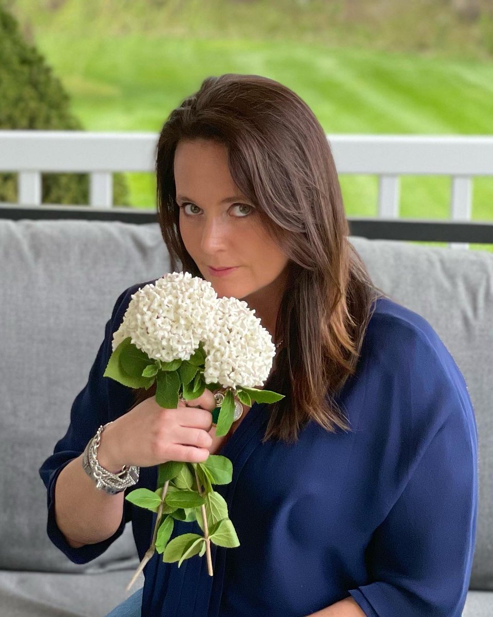 ebethhilly's tweet photo. Life is short. Just a reminder to do whatever makes you happy. Stop and smell the roses (or in this case viburnum), listen to music, soak up the sun… just have fun!
#myfavoritesmell https://t.co/IeyFt34pVB