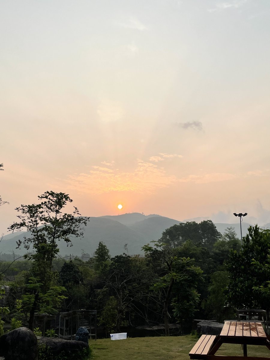 Umepo1's tweet photo. Bạch Mãの朝
6時頃に山の端から日が昇る。テントは暑くて寝てられない。
朝から滑りまくりで、やっぱり水着擦り切れた😂
#Vietnam #BachMa #ベトナム #バックマー https://t.co/kGcuinHvr5