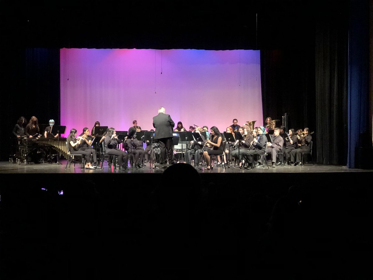 Such a great evening, being entertained by our three Jazz bands and Symphonic band!!@AdamStites1 @MsAndersonALHS <a href="/braveskiles/">Elizabeth Skiles</a> <a href="/AltaLomaHigh/">Principal</a>