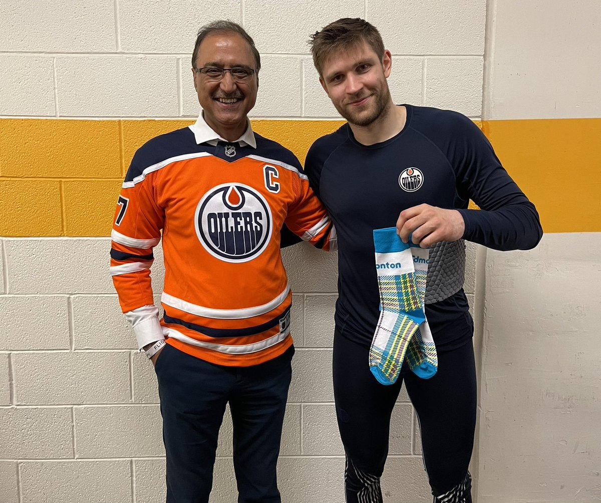 Mayor of Edmonton Amarjeet Sohi poses with Mayor of Nashville Leon Draisaitl :)