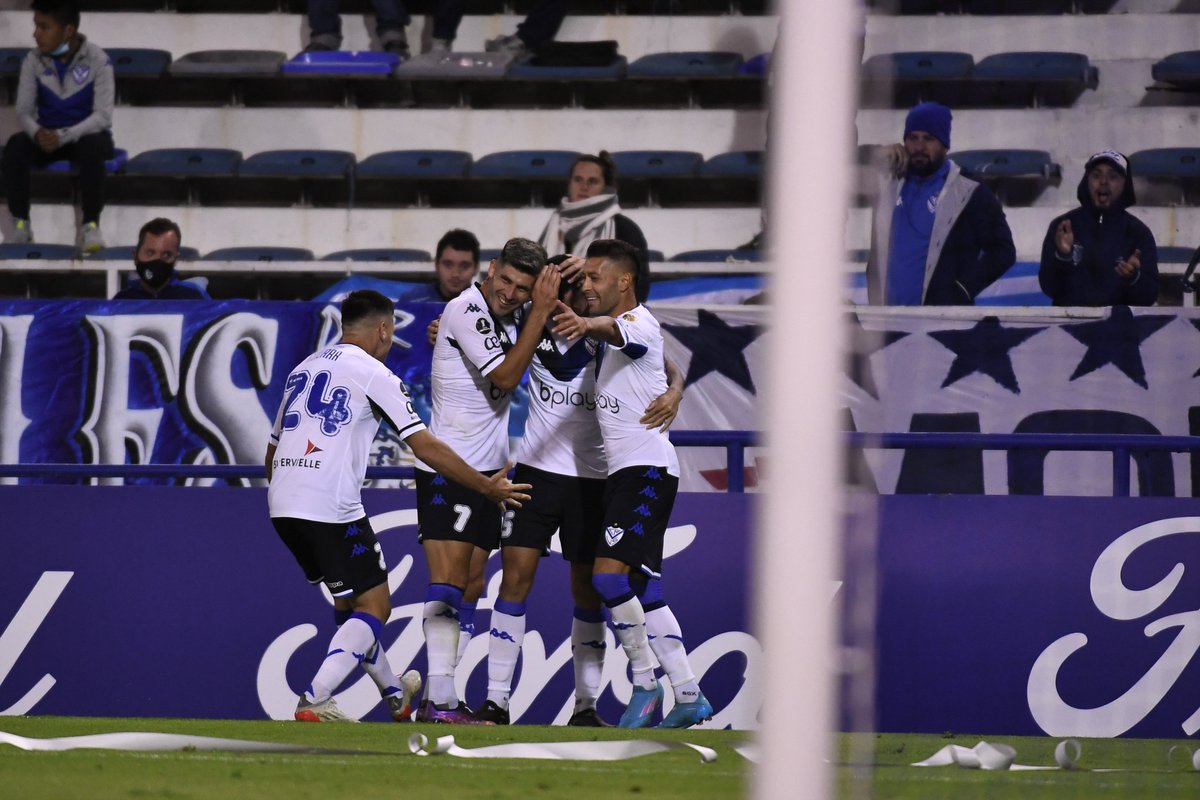 Hattrick031's tweet photo. #CopaLibertadores #VÉLEZ Y BRAGANTINO SIN DIFERENCIAS

El #Fortin igualó 2-2 con el equipo brasileño y, con un punto, está en el último puesto del Grupo C. 

#DeLosSantos e #Natan hicieron los goles en el equipo argentino. #Ytalo x2, hizo lo propio para los de #Baccari https://t.co/a1IfDip2Ux