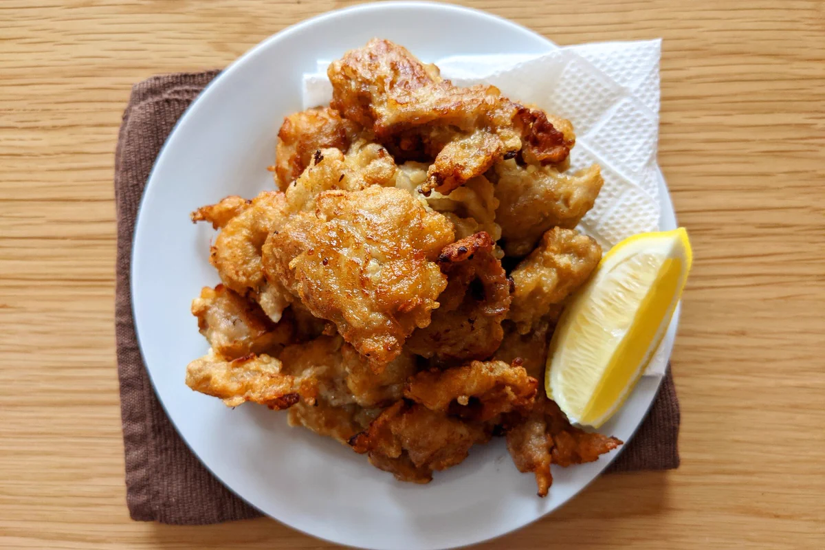 鶏肉とは違った食感が楽しめる！悪魔の豚こま唐揚げ。