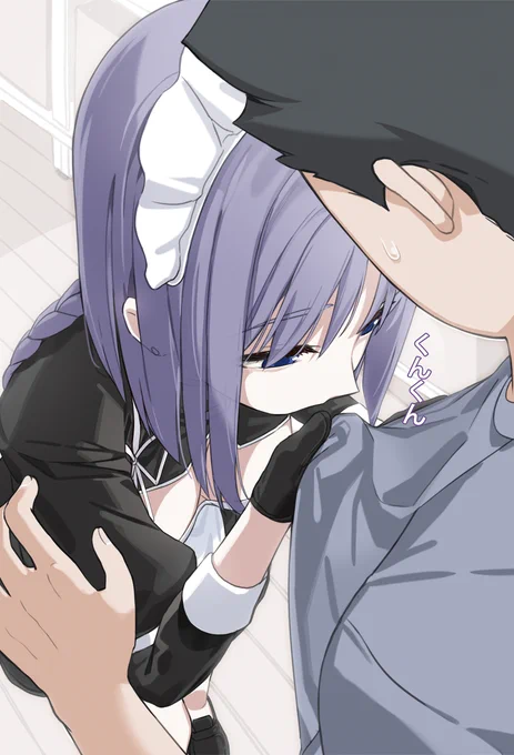 どこか楽しそうに見える青眼のメイドさん。 