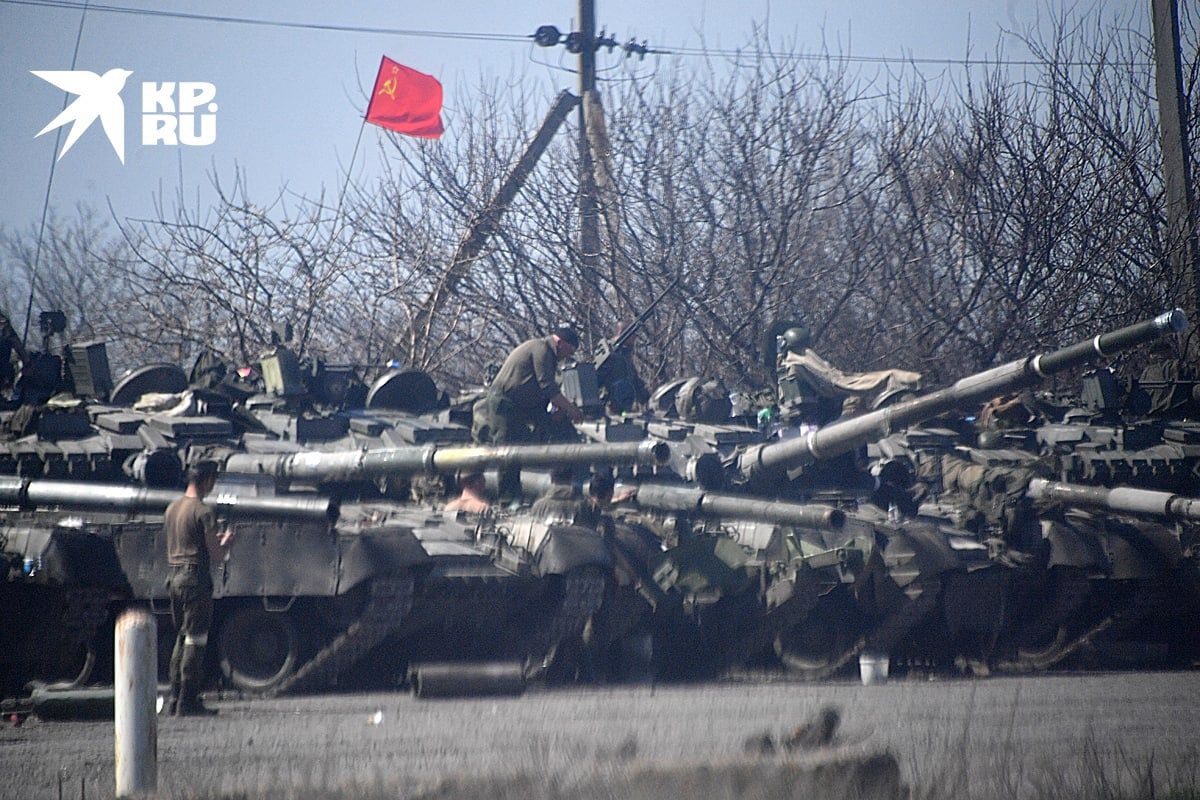 RALee85's tweet photo. Russian T-80BV tanks in Mariupol, including a Soviet flag. 
https://t.co/06R0VVKHov https://t.co/30quagqfqs
