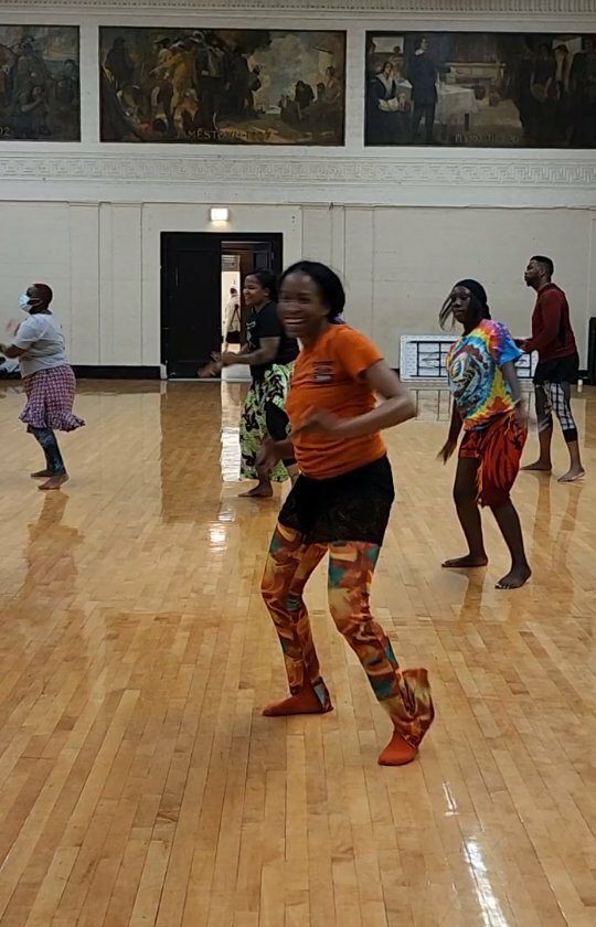 Whew! Working out that Kindia Soli with Zenzile Pearson (@zenzile.fatou). Were you there?

Drummers: Drew, Kris, and Mangue.

#ayodeleclass #AyodeleThursday #westafricandance #westafricandrum #dancingfromthesoul #drummingfromthesoul https://t.co/3F0zaYAvBY https://t.co/vmsXU3AIZ8