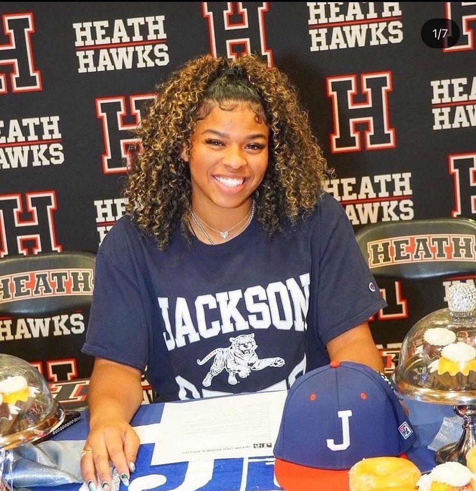 AdrianUTLB's tweet photo. Congrats to my girl Shelomi Sanders on signing to @GoJSUTigersWBB. This kid WORKED 4 everything she got. Nothing was handed 2her and she never complained. such a pleasure &amp; honor having her with our @PUMAHoops/@SkyDiggDallas family 4 her last aau season. #WeGrind #UTLBtraining https://t.co/eUf3bXGHSm