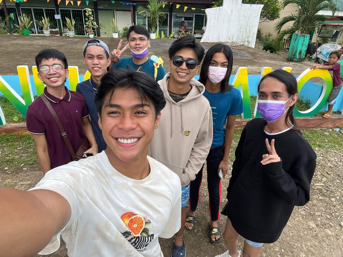 MichaelVerArmy's tweet photo. MichaelVer'sArmy admins with Michael Ver has serve its purpose (DAY 1) of extending help to the victims of Typhoon Agaton im the areas of Abuyog Leyte. The success of this initiative is the success of all those who extended their support in any forms possible.
#LeyteCallForHelp https://t.co/2QowMLsRCp