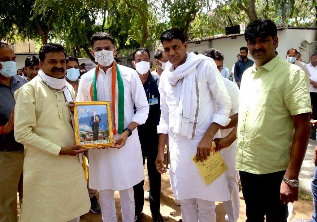 NarendraBaisla7's tweet photo. आज सुबह आदरणीय श्री @SachinPilot जी ने अपने आवास पर कार्यकर्ताओं से मुलाकात की। https://t.co/sZfpjVOu4o