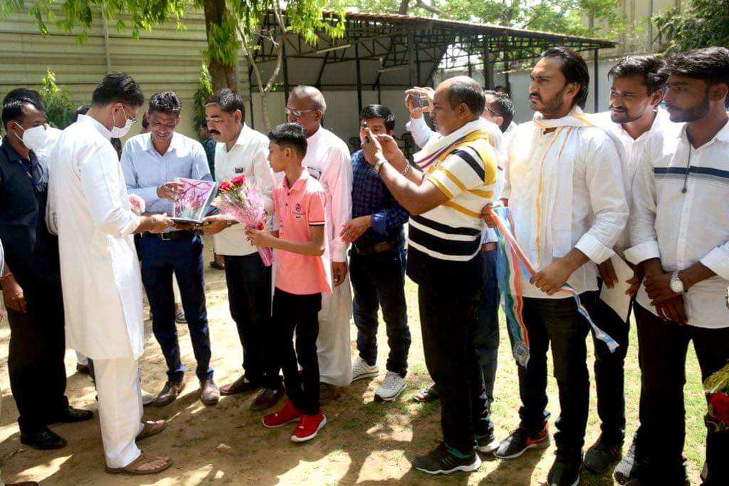 NarendraBaisla7's tweet photo. आज सुबह आदरणीय श्री @SachinPilot जी ने अपने आवास पर कार्यकर्ताओं से मुलाकात की। https://t.co/sZfpjVOu4o