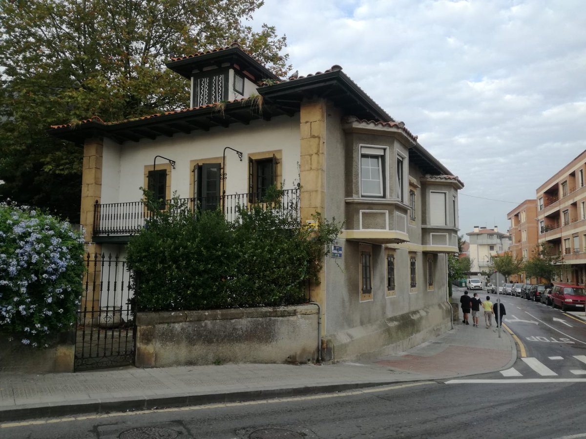 ramon_zbn's tweet photo. Escuchad a Astrain en el minuto 1:00 del vídeo. Pide q respetemos el entorno y la arquitectura. @GetxoUdala debería aplicarse el cuento. Edificios singulares de nuestro municipio han desaparecido con la complicidad del ayto. y ahora éste se lava la cara. Esa gestión debe cambiar. https://t.co/DLTNTveAqs